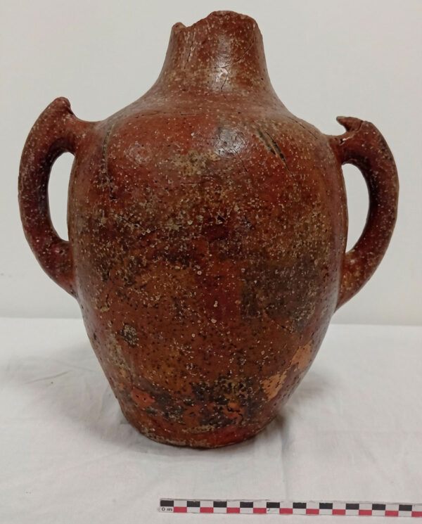 Dérestauration et Ré-restauration d’une jarre en poterie du 20e siècle (Région de la Kabylie)
