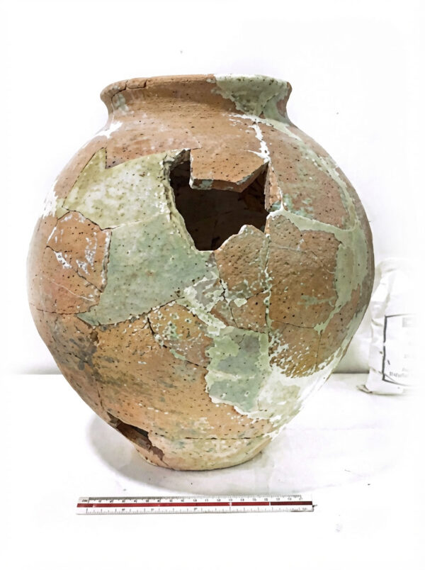 Conservation et un essai de reconstitution d’une jarre antique au musée de Taza à Tissemsilt